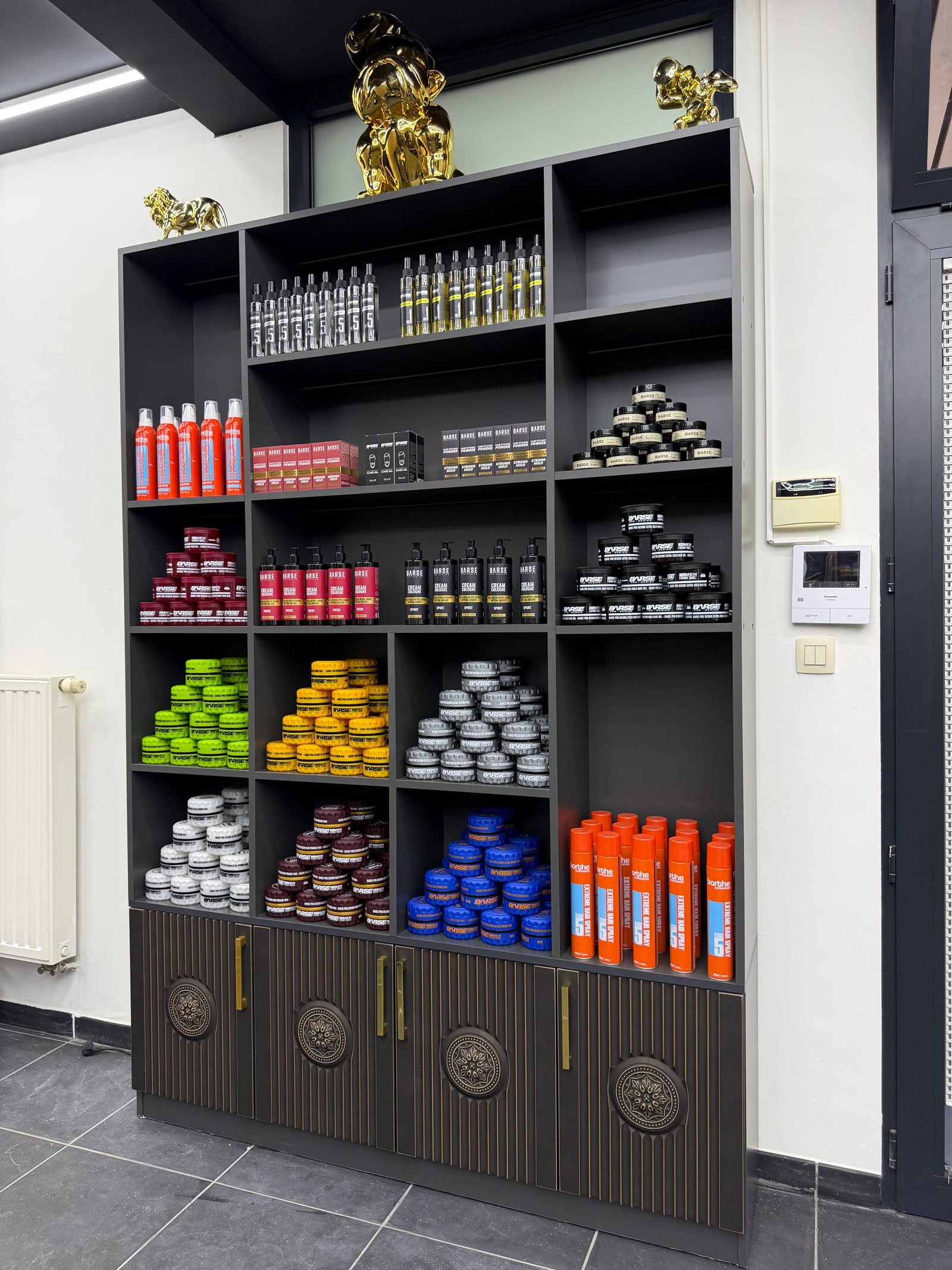 Het productrek van The Barber House, gevuld met Barse wax, gel en cologne
